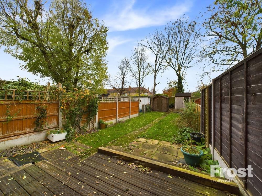 Penton Avenue, StainesuponThames, Surrey, TW18 2 bed to rent £1,400 pcm (£323 pw)