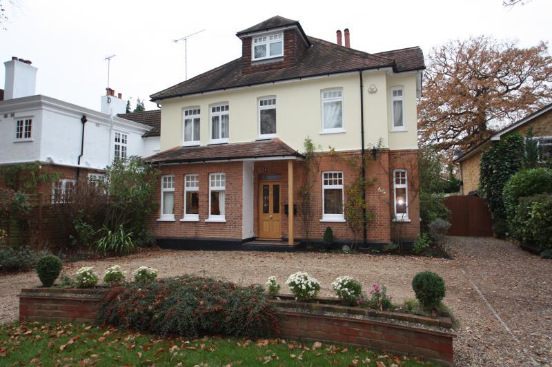 Dartnell Park Road, W Byfleet, KT14 6PX 5 bed detached house £3,995