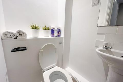 Studio to rent, Loftus Road, Shepherds Bush, London, W12