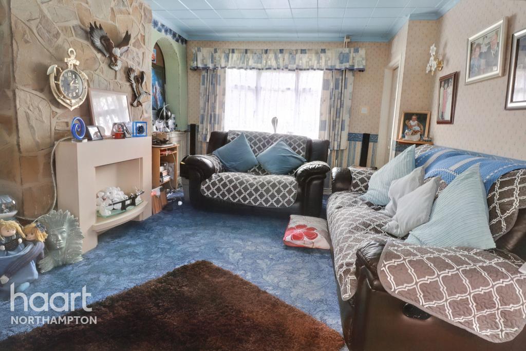 Queen Eleanor Road, Northampton 3 bed semidetached house for sale £