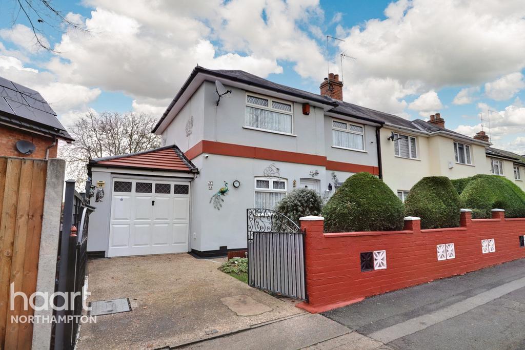 Queen Eleanor Road, Northampton 3 bed semidetached house for sale £