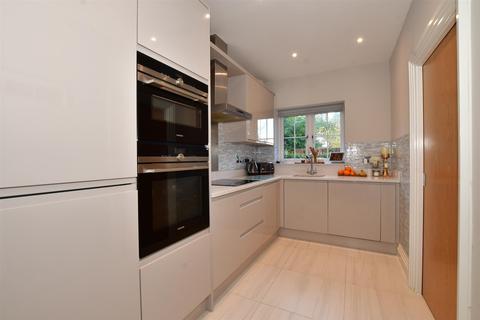 3 bedroom semi-detached house for sale - Alders Grove, Caterham, Surrey