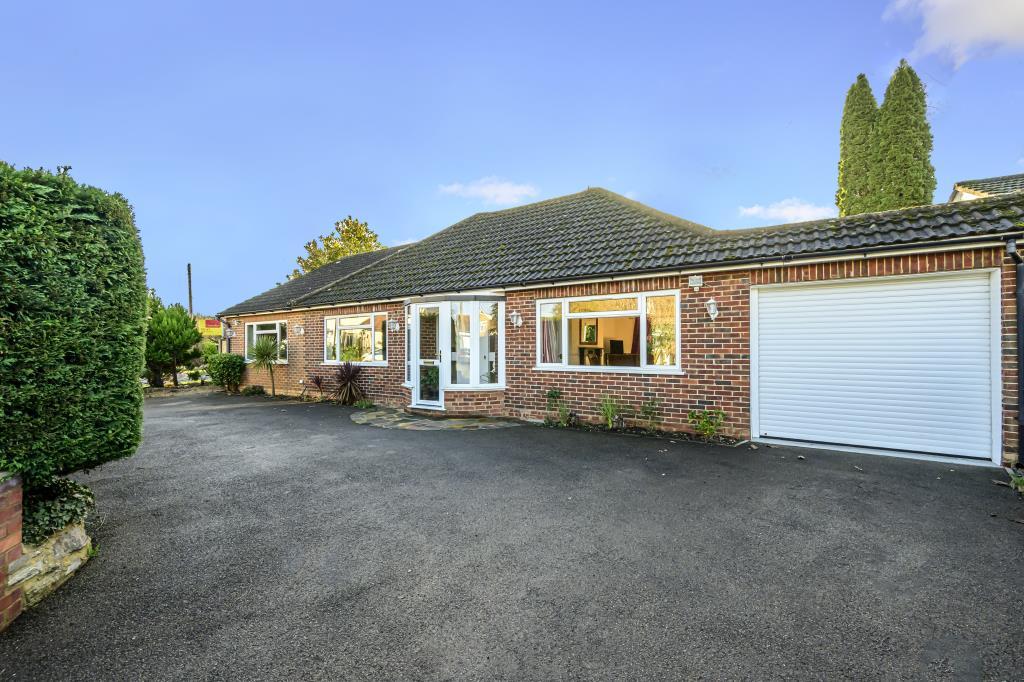Thorpe, Egham, TW20 4 bed detached bungalow £2,000 pcm (£462 pw)