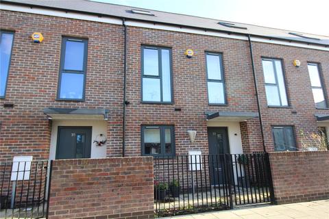 3 bedroom terraced house to rent - Walden Avenue, RM13