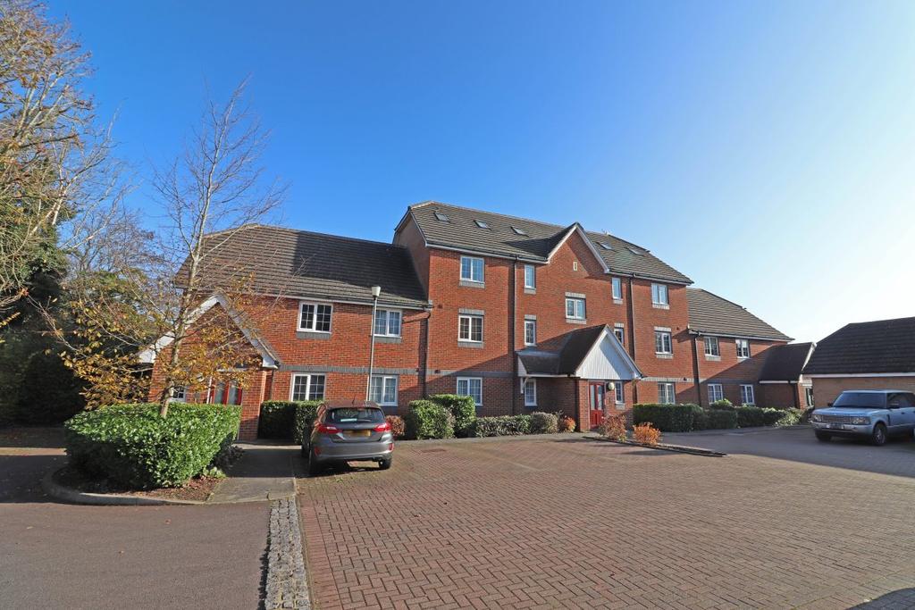 Tilers Close, Merstham 2 bed apartment £1,350 pcm (£312 pw)