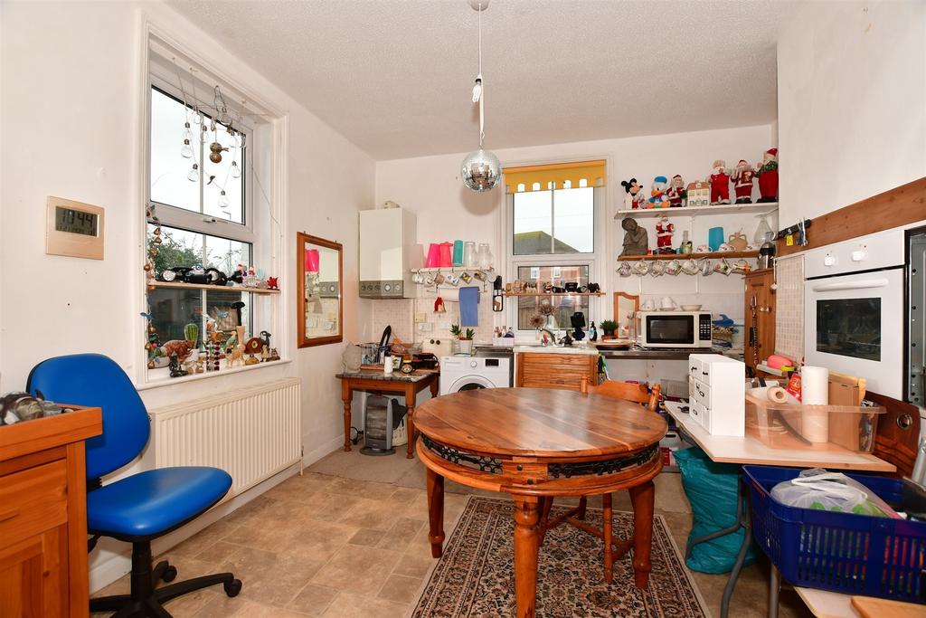Sussex Road, New Romney, Kent 2 bed ground floor flat £220,000