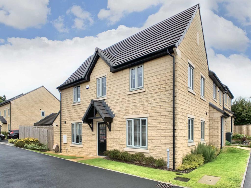 Oakwell Croft, Batley 3 bed semidetached house for sale £229,950