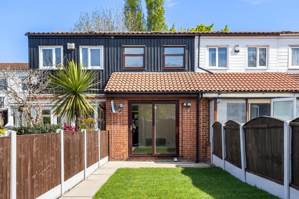 Maydells Basildn Daltons Fen, Basildon SS13 2 bed terraced house - £260,000