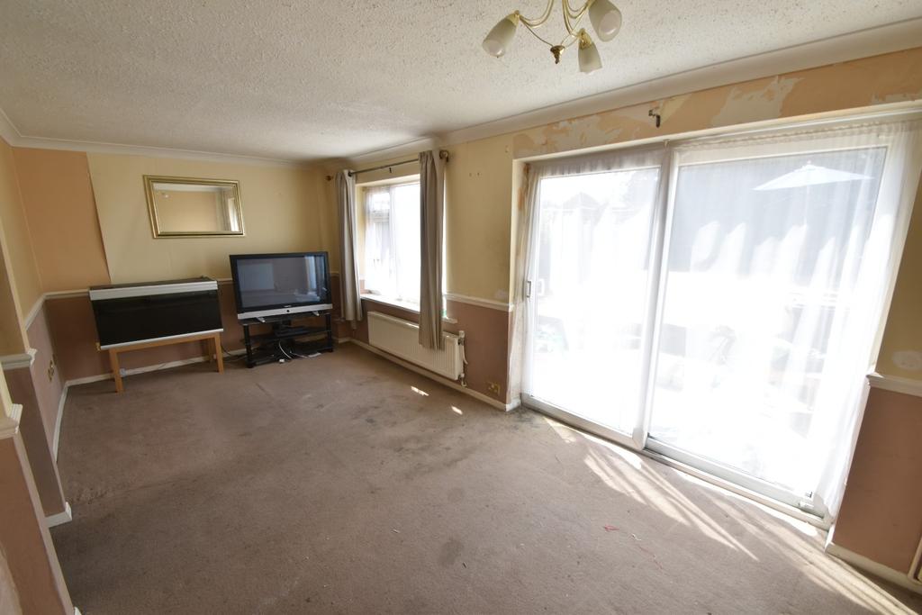 Buckingham Drive, Luton 3 bed semidetached house £300,000