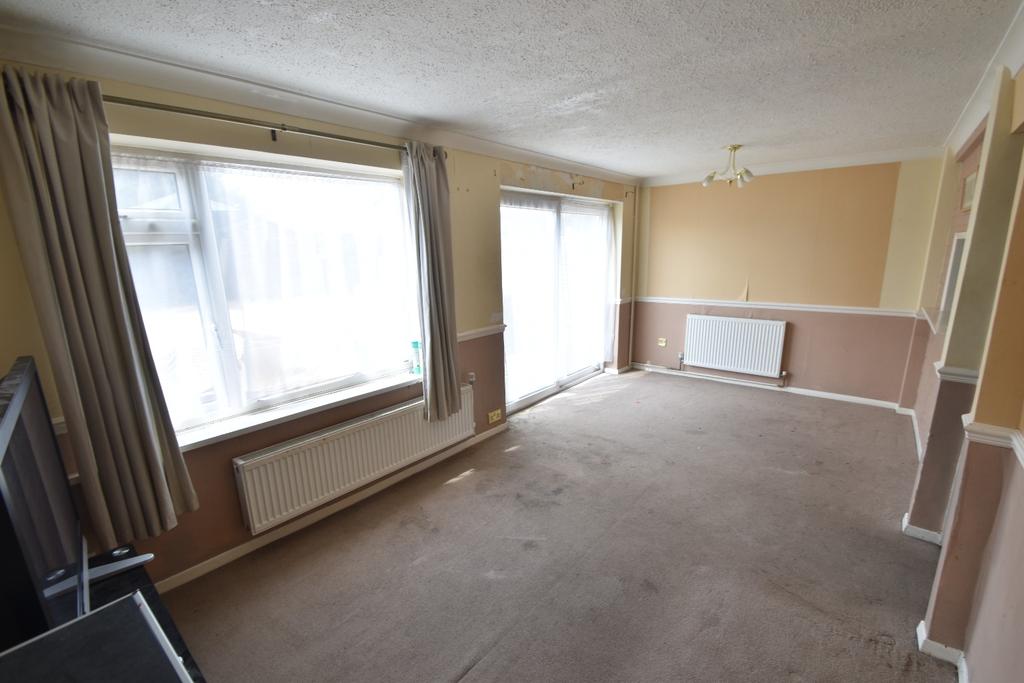 Buckingham Drive, Luton 3 bed semidetached house £300,000