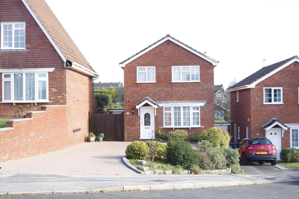 BH17 9EN HAWKCHURCH GARDENS, Canford... 3 bed detached house - £400,000