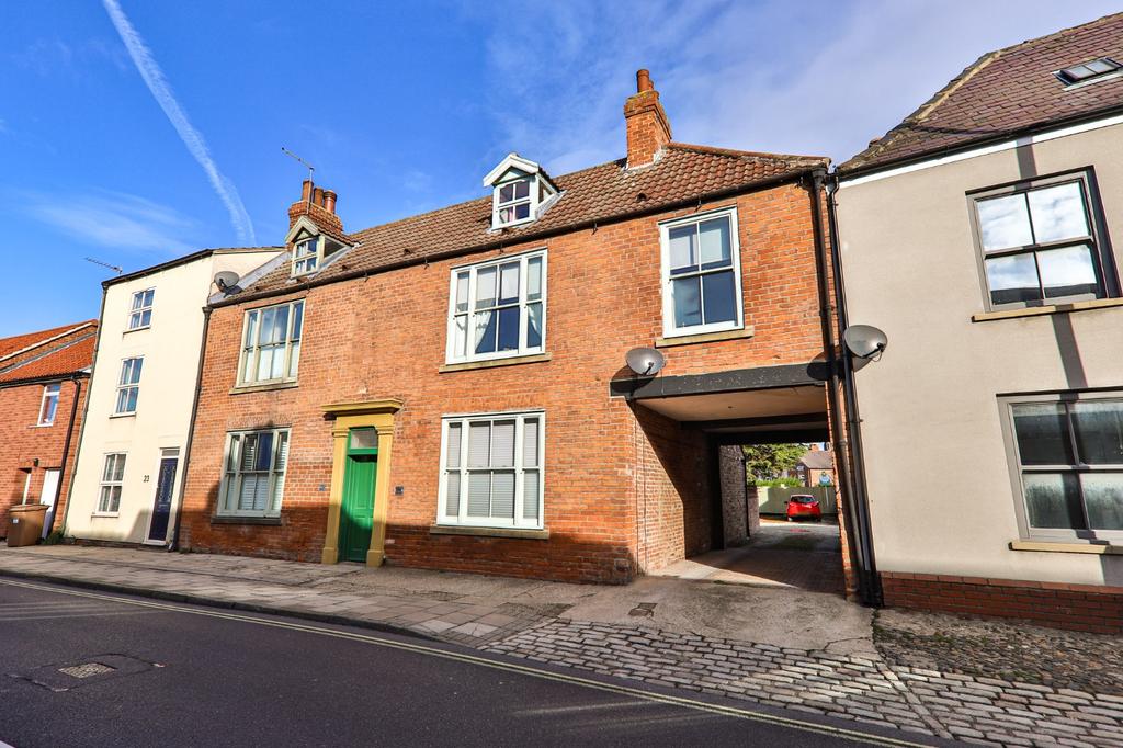 Beckside, Beverley, HU17 0PB 4 bed townhouse £250,000