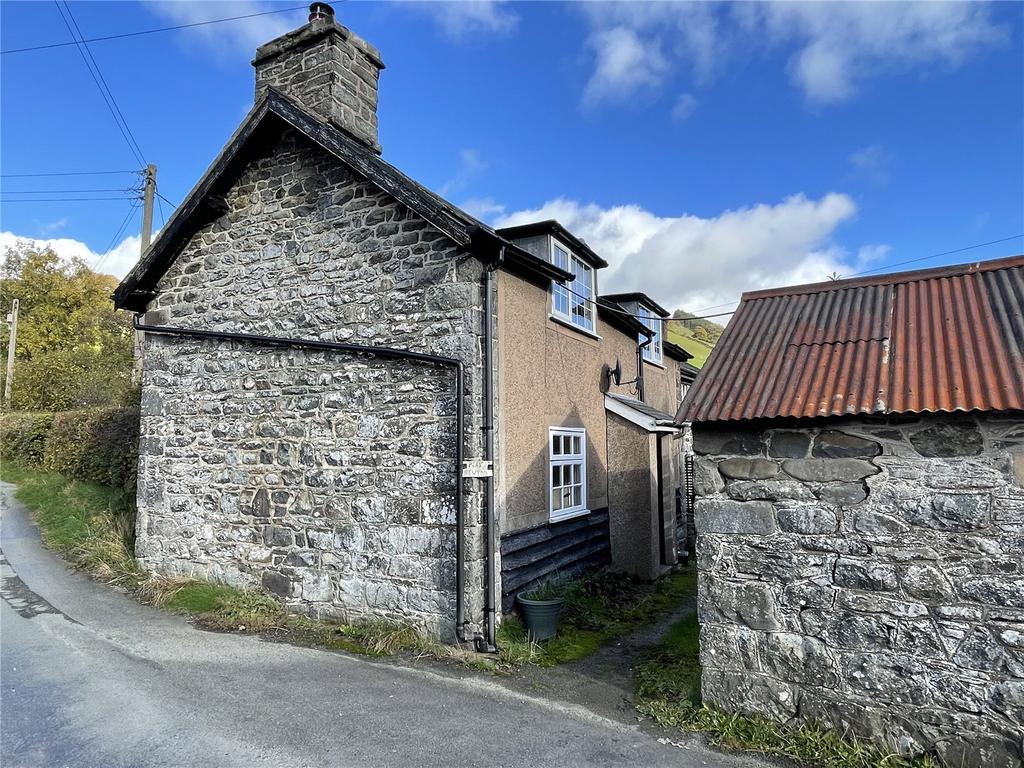 Llawr-y-Glyn, Caersws, Powys, SY17 2 bed semi-detached house - £155,000