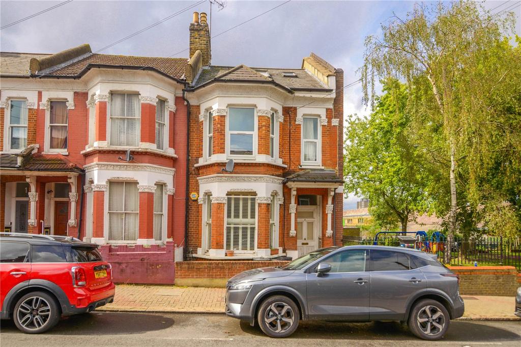 Dorothy Road, London, SW11 2 bed apartment £775,000