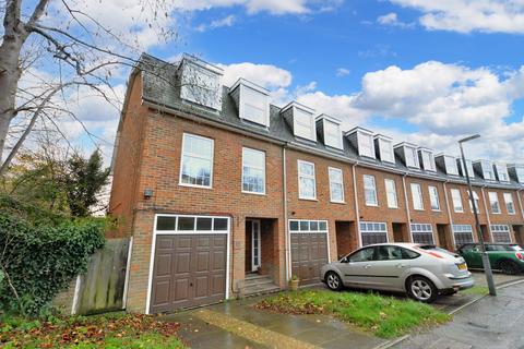 4 bedroom terraced house to rent, Batterdale, Hatfield, AL9