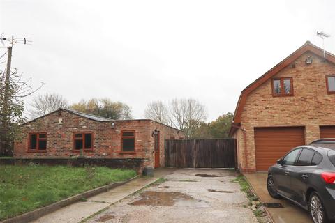 4 bedroom bungalow to rent - Oak Road, Crays Hill, Billericay, Essex, CM11