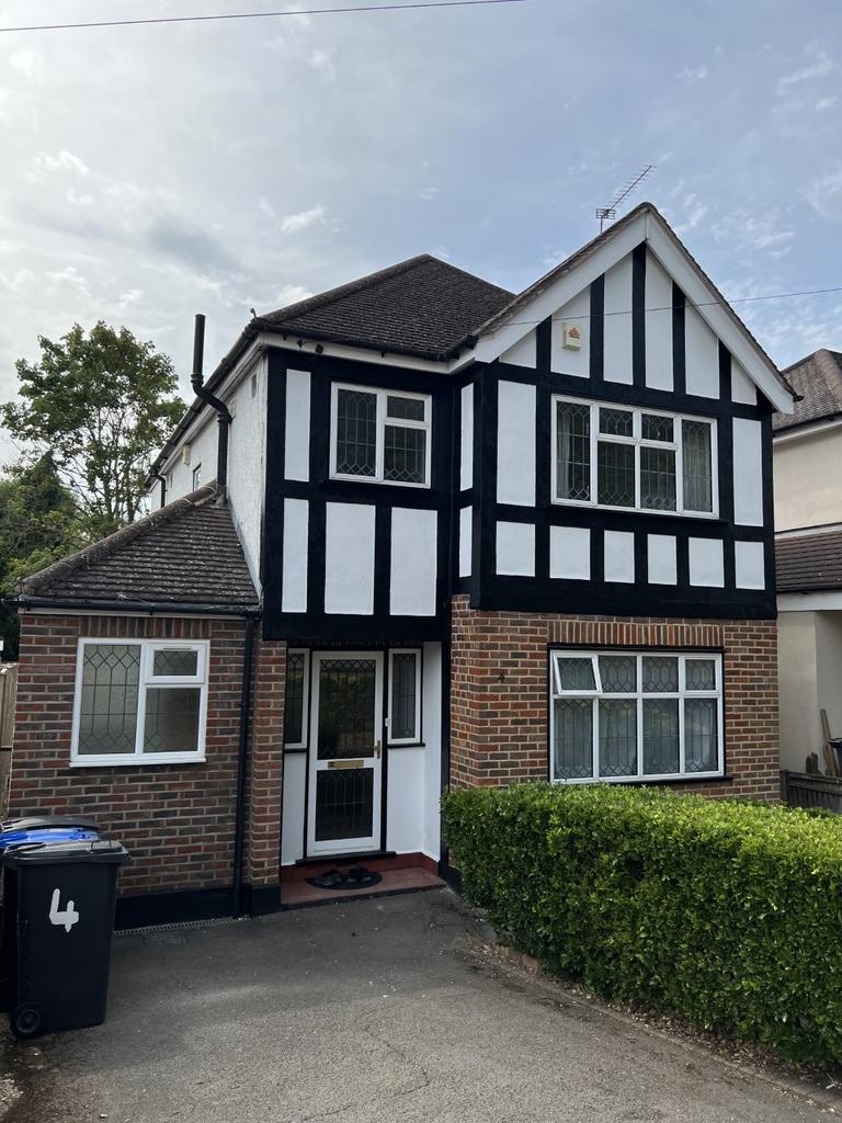 Harvest Road, Englefield Green, Surrey, TW20 5 bed detached house £
