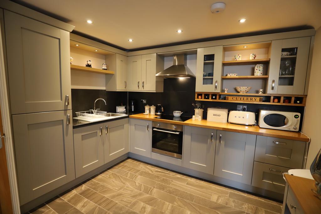Tudor Court, Loring Road, Porthill... 2 bed flat £625 pcm (£144 pw)