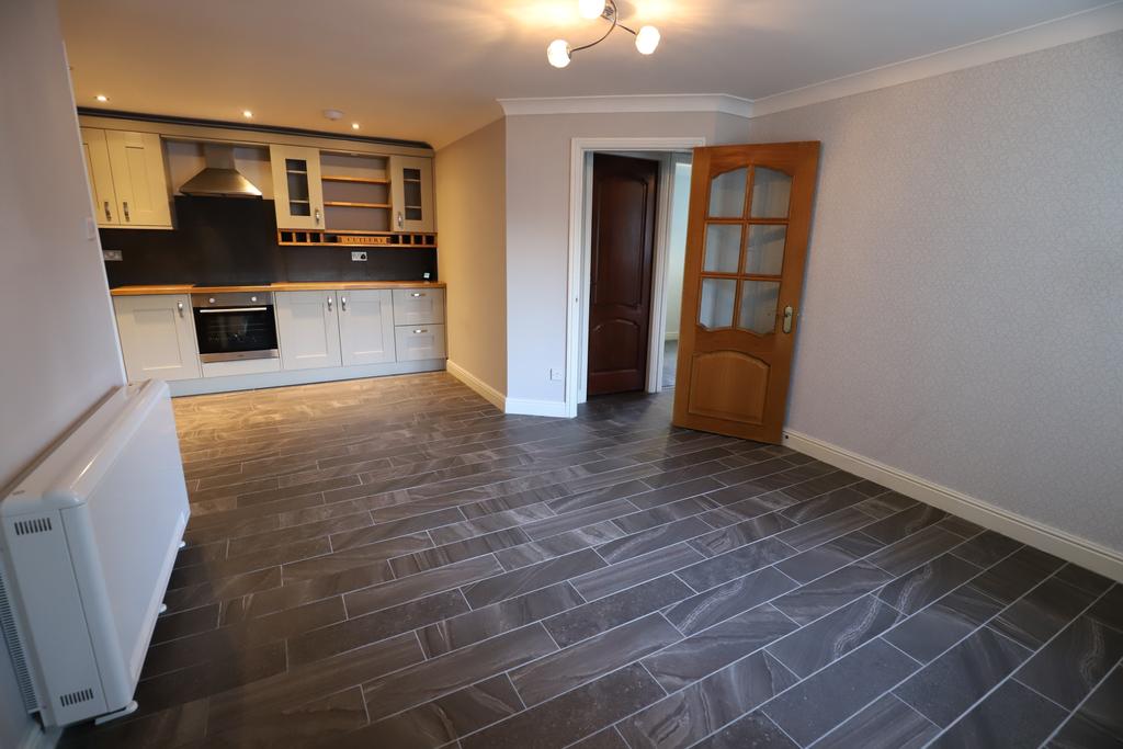 Tudor Court, Loring Road, Porthill... 2 bed flat £625 pcm (£144 pw)