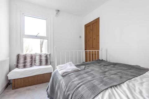 33 Hawks Road, Kingston Upon Thames, KT1 3DS