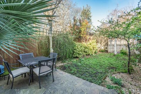 33 Hawks Road, Kingston Upon Thames, KT1 3DS
