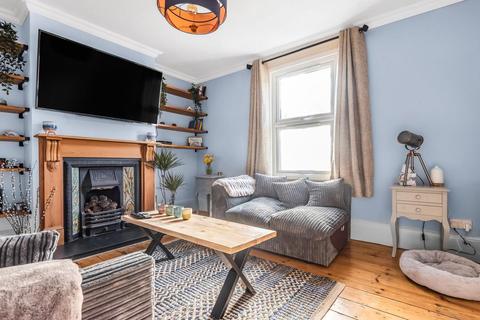 33 Hawks Road, Kingston Upon Thames, KT1 3DS