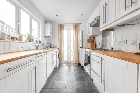 33 Hawks Road, Kingston Upon Thames, KT1 3DS