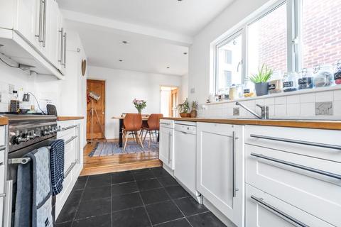 33 Hawks Road, Kingston Upon Thames, KT1 3DS