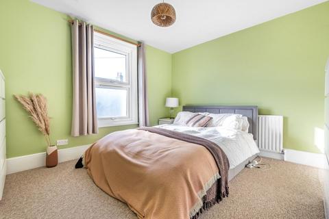 33 Hawks Road, Kingston Upon Thames, KT1 3DS