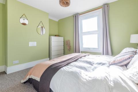 33 Hawks Road, Kingston Upon Thames, KT1 3DS