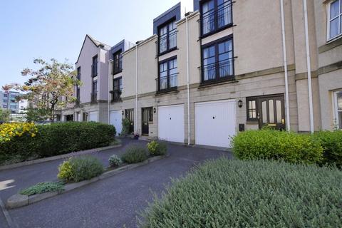3 bedroom terraced house to rent, Huntingdon Place, Edinburgh, EH7