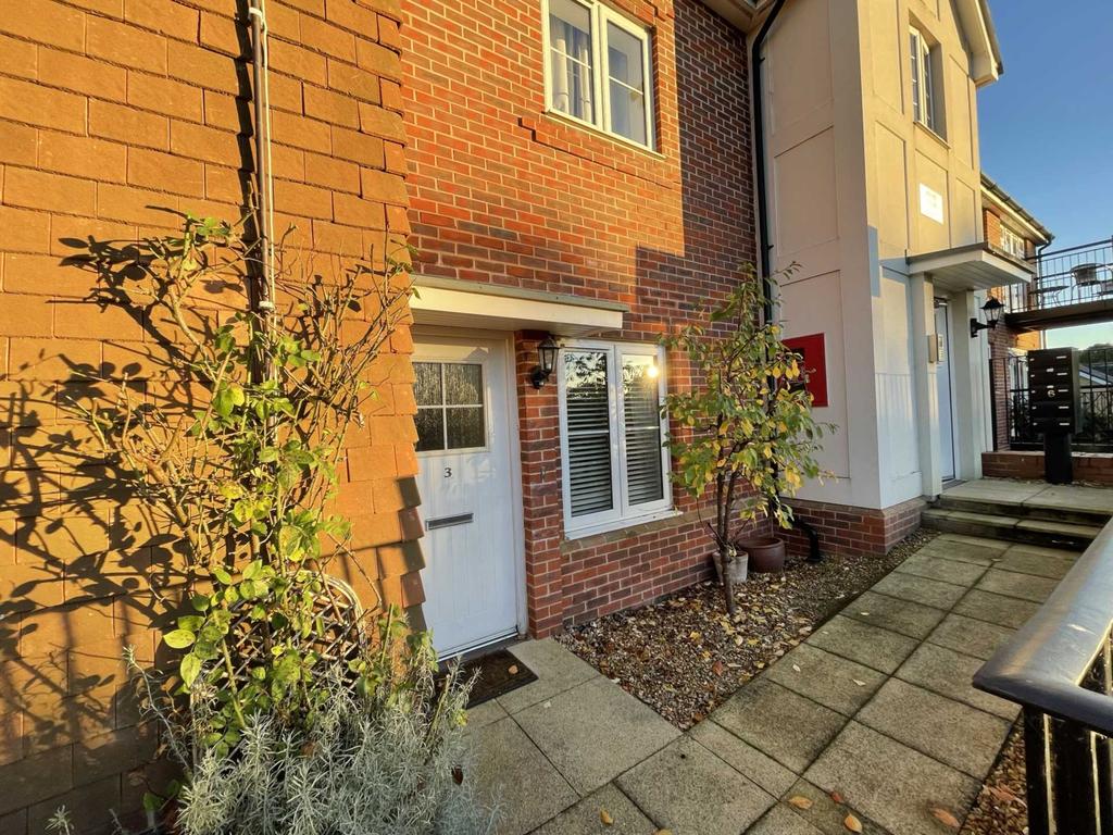 Allamand Close, Crookham Park, Fleet 2 bed £1,200 pcm (£