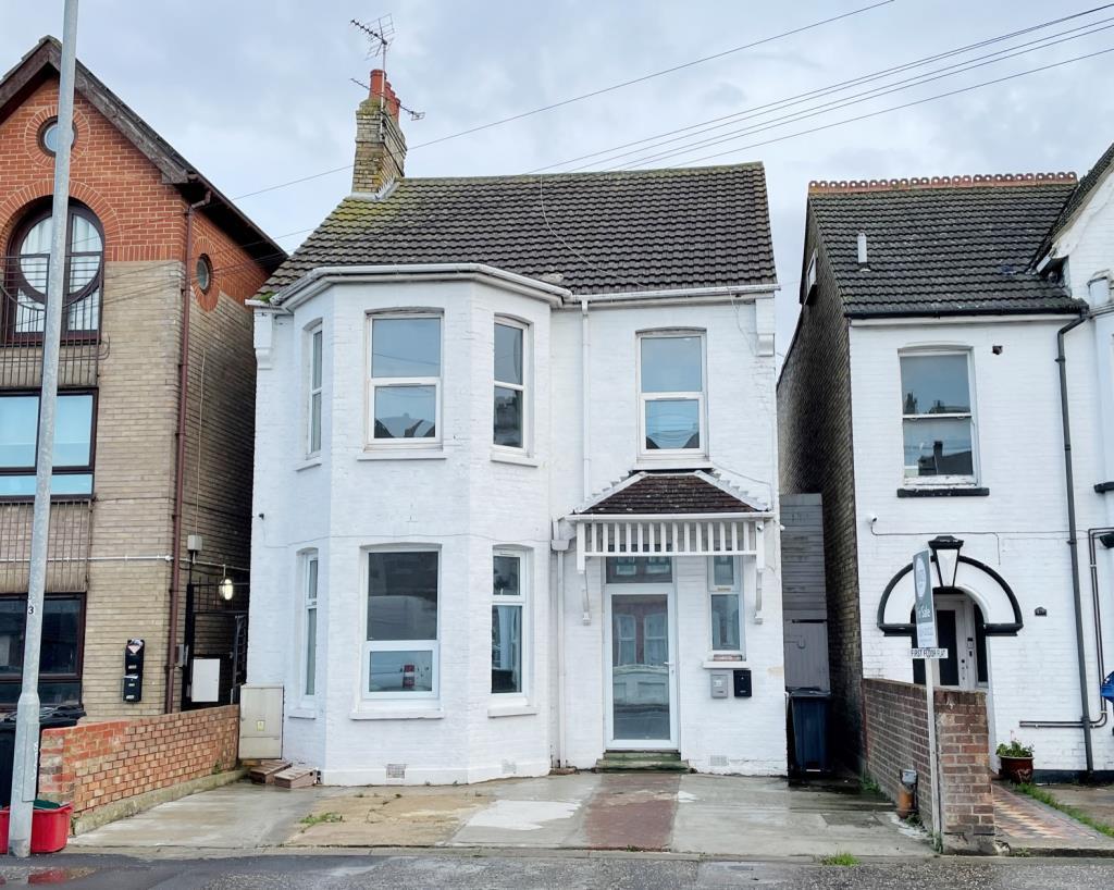 128 Wellesley Road, ClactononSea, Essex 4 bed detached house £275,000