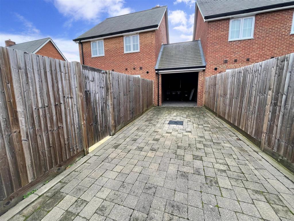 Beacon Avenue, Kings Hill, West... 3 bed detached house £475,000