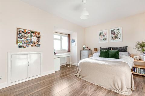 4 bedroom flat to rent - Battersea Rise, London