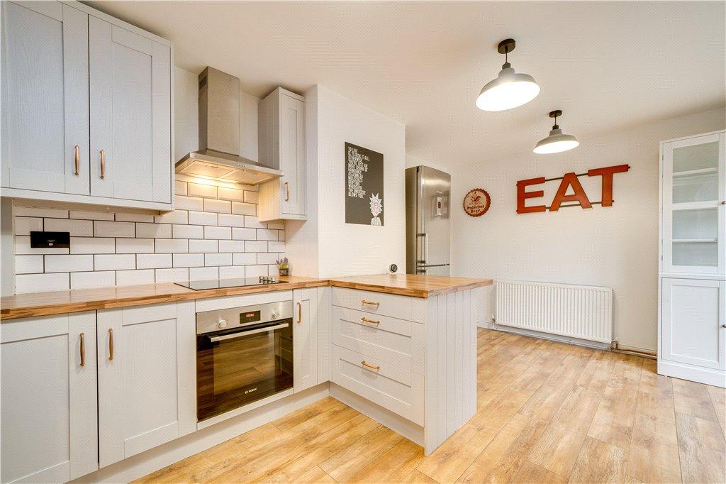 King Avenue, Horsforth, Leeds, West Yorkshire 3 bed end of