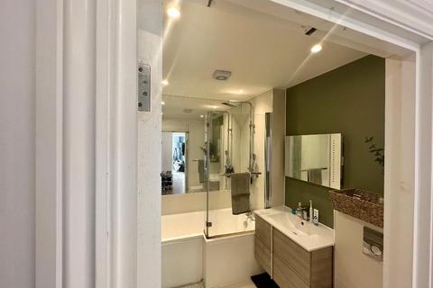 1 bedroom flat for sale, Station Road, Whyteleafe, Surrey, CR3 0EP