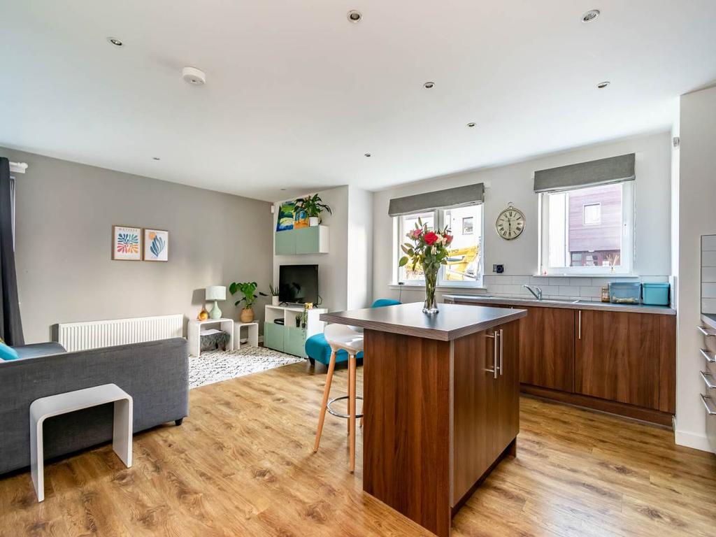 The Green, Davidson's Main, Edinburgh 2 bed flat £1,195 pcm (£276 pw)