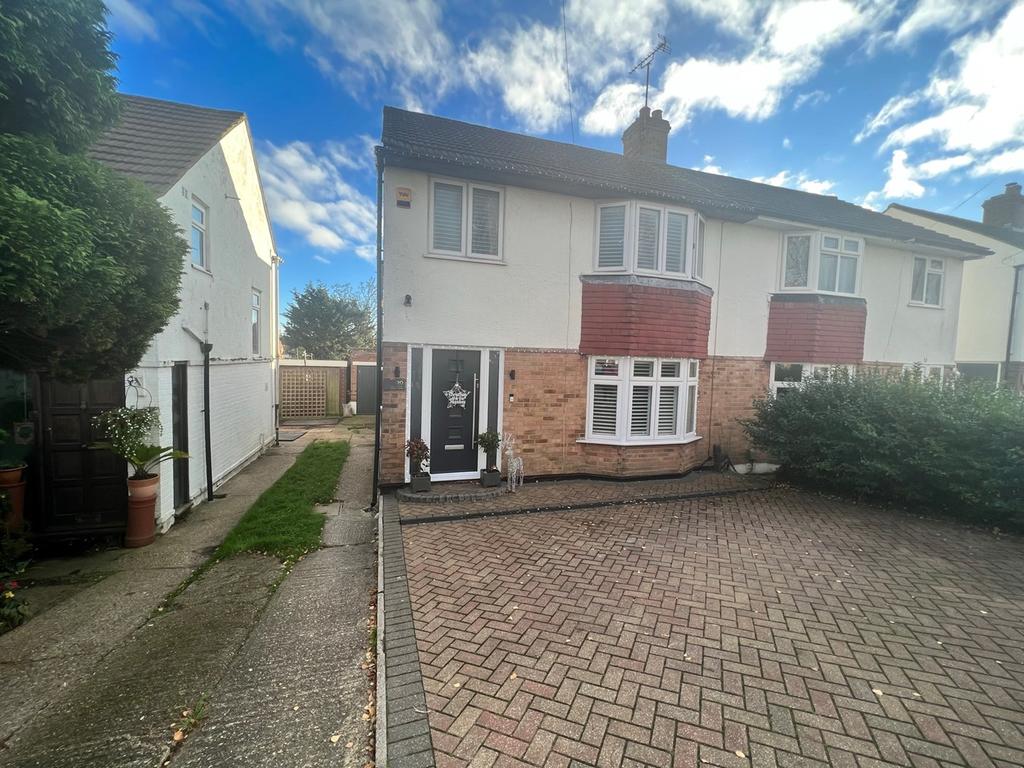 Forbes Avenue, Potters Bar, EN6 3 bed semidetached house £2,200 pcm (£508 pw)