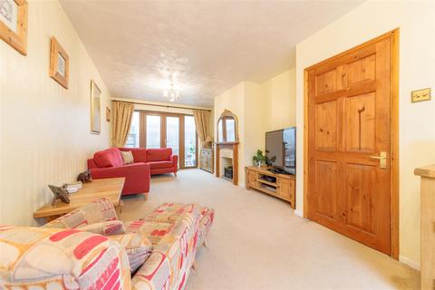 3 bedroom semi-detached house for sale - Lincoln Way, Harlington