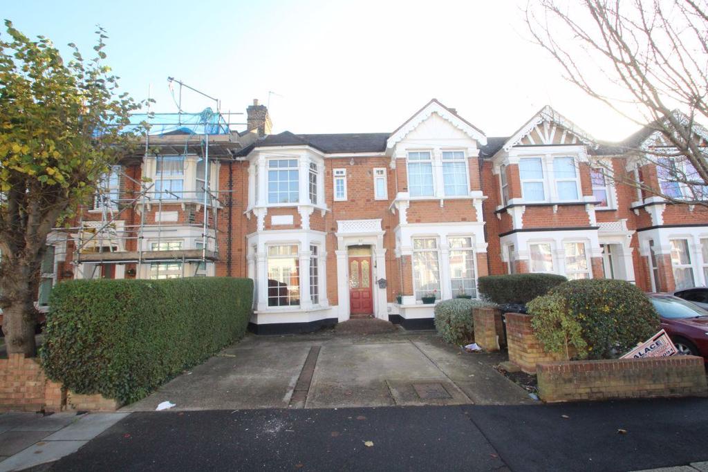 SEYMOUR GARDENS, ILFORD 1 bed flat £1,150 pcm (£265 pw)