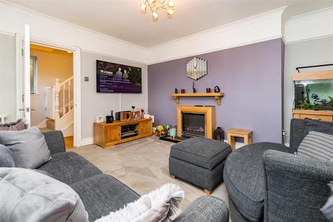 4 bedroom semi-detached house for sale - Centre Avenue, Epping