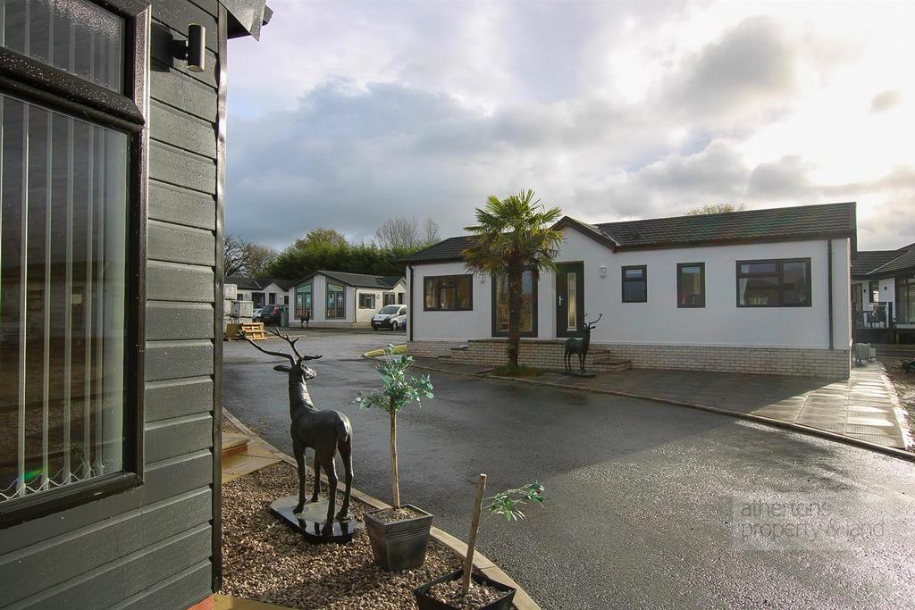 Ledale Mobile Home Park, Clayton Le... 2 bed park home £129,995