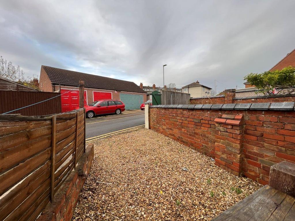 THORPE ROAD, MELTON MOWBRAY 3 bed terraced house £750 pcm (£173 pw)