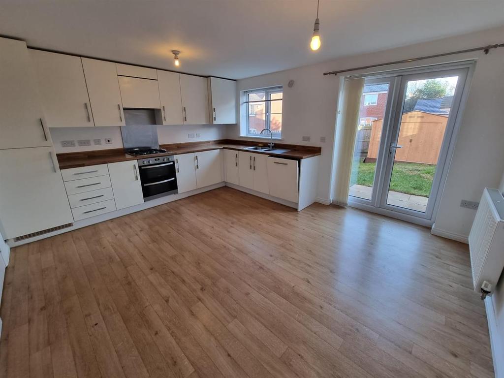 Kerry Close, Clipstone Village... 4 bed townhouse £915 pcm (£211 pw)