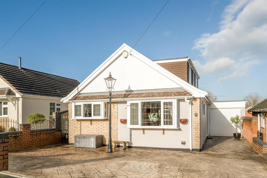 Ranleigh Avenue, Kingswinford, DY6 8PY 4 bed detached house £359,950
