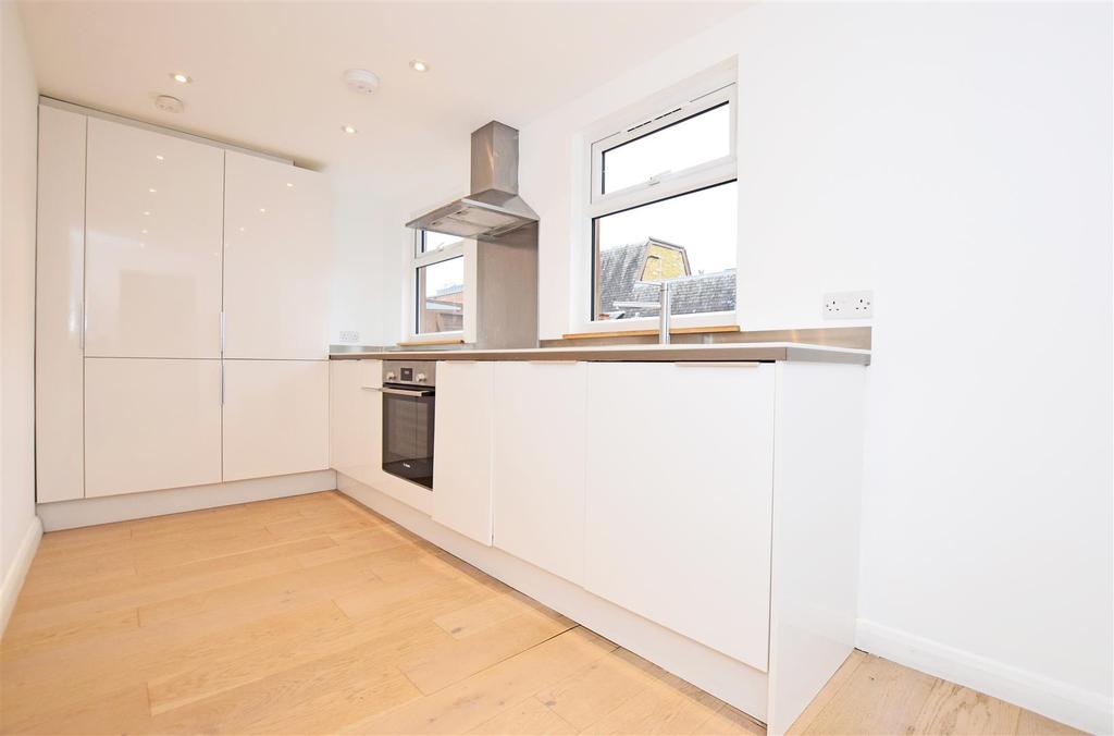 Victor Road, Teddington 1 bed apartment £1,350 pcm (£312 pw)