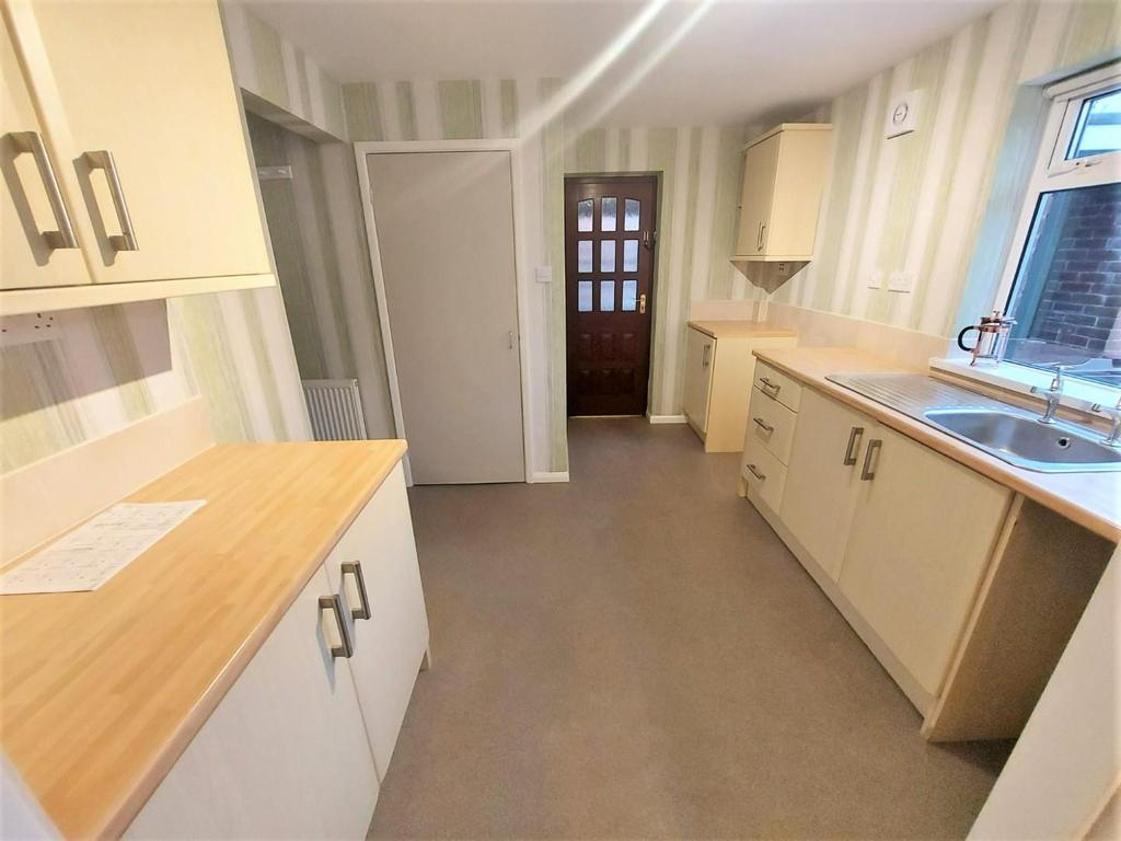 Barnes Hall Road, Burncross... 3 bed semidetached house £850 pcm (£196 pw)