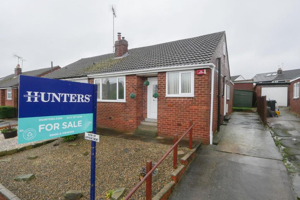 Castle Ings Drive, New Farnley, LS12 5EB 2 bed semidetached bungalow