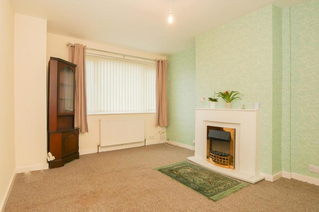 Castle Ings Drive, New Farnley, LS12 5EB 2 bed semidetached bungalow